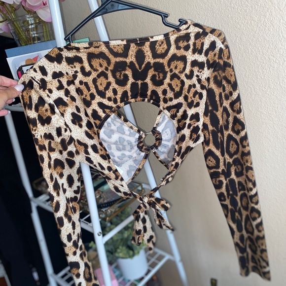 cut-out animal print long sleeve crop top. - Picture 2 of 2
